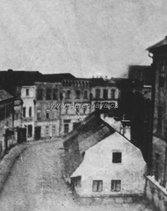 solna (2).jpg - Solná ulice - původní zástavba (Solné boudy) na této ulici. Pohled od Pekařské ulice, část domu vpravo je dodnes stojící Dominikánský klášter. Fotografie někdy z druhé poloviny 19.století.